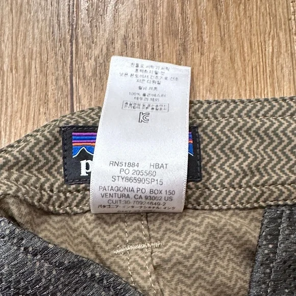 Patagonia Men's Olive Green and Beige Flat Front Shorts - Picture 9 of 9